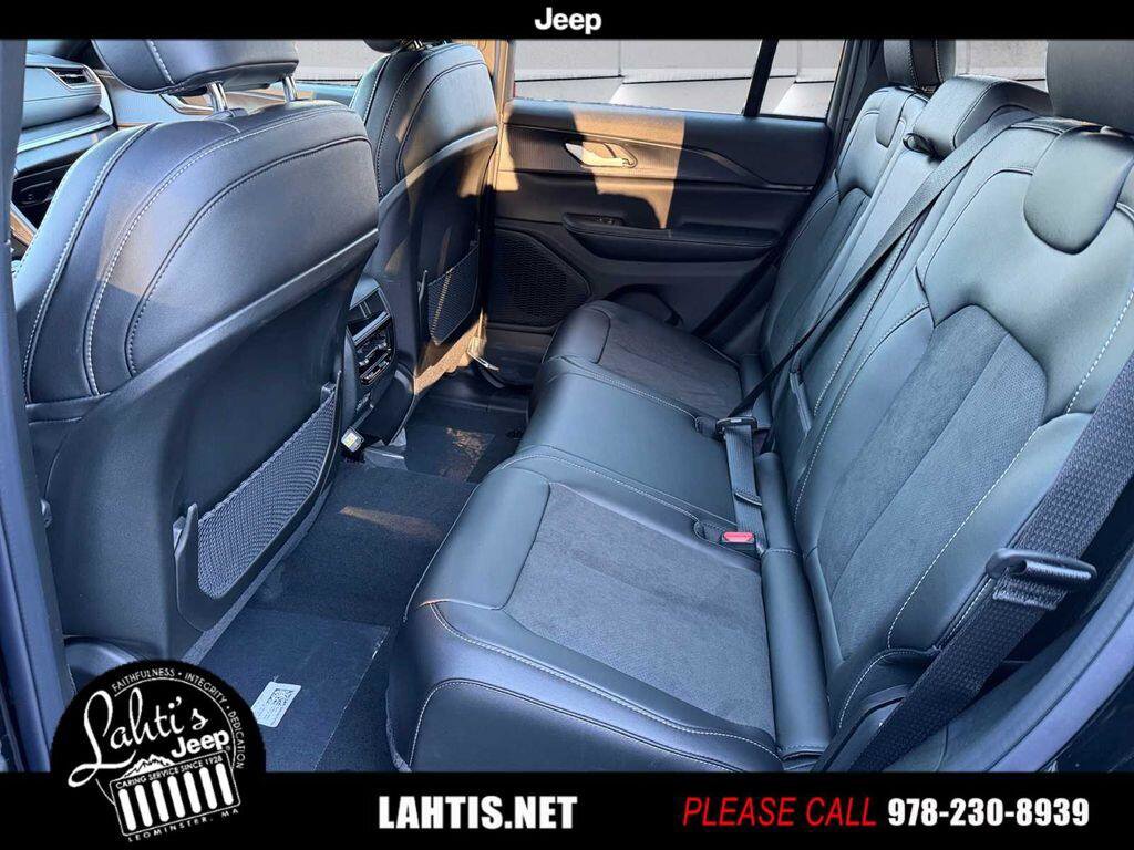 New 2025 Jeep Grand Cherokee Altitude image 11