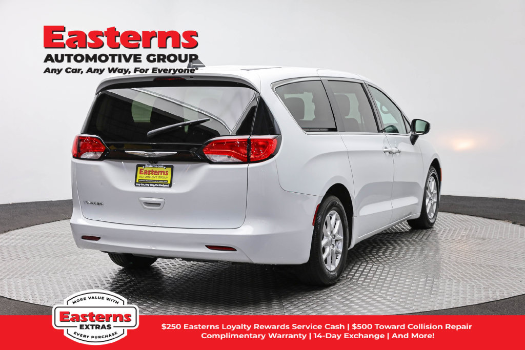 Used 2022 Chrysler Voyager LX FWD image 6