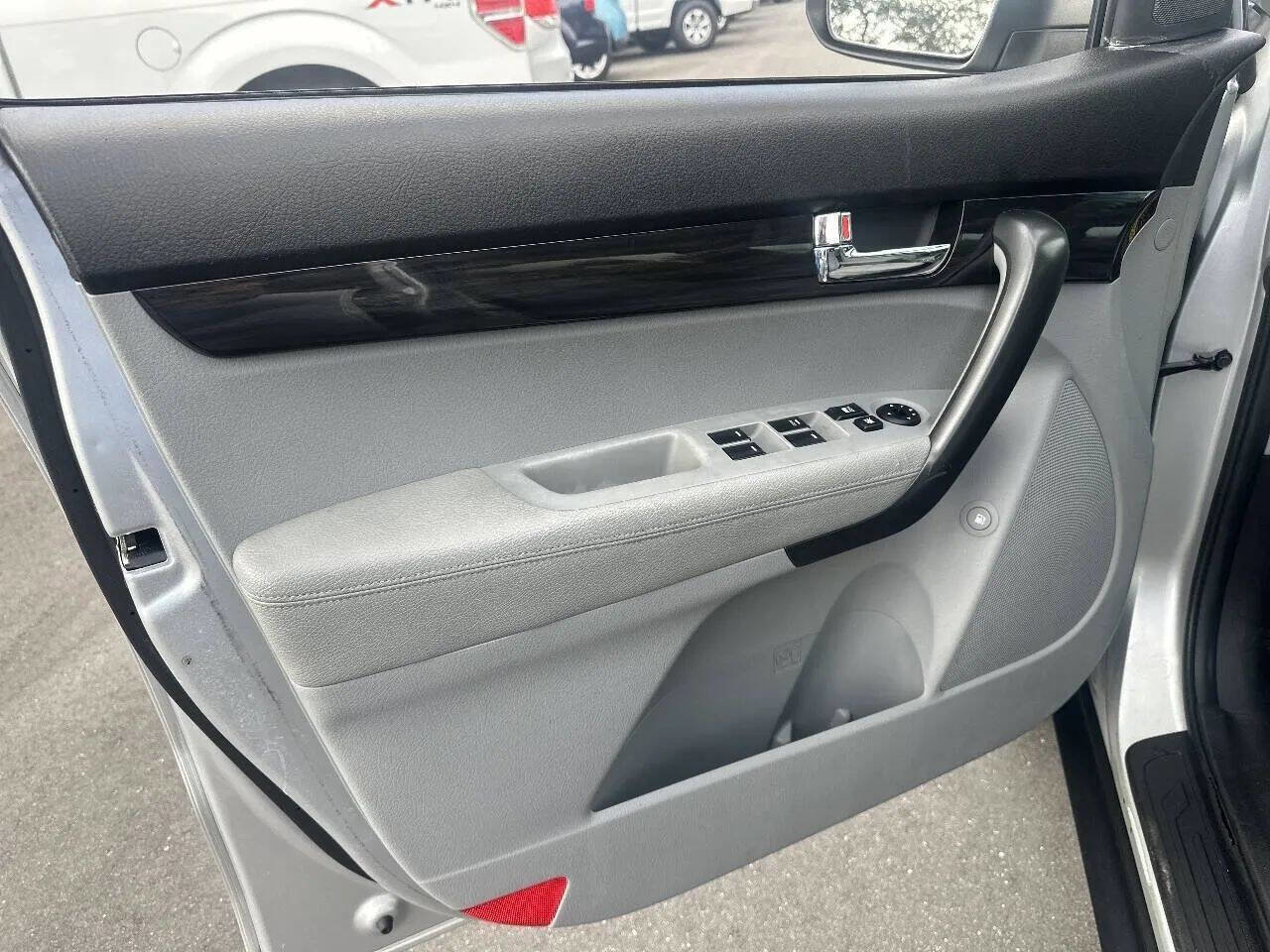 Used 2011 Kia Sorento LX 4dr SUV image 22