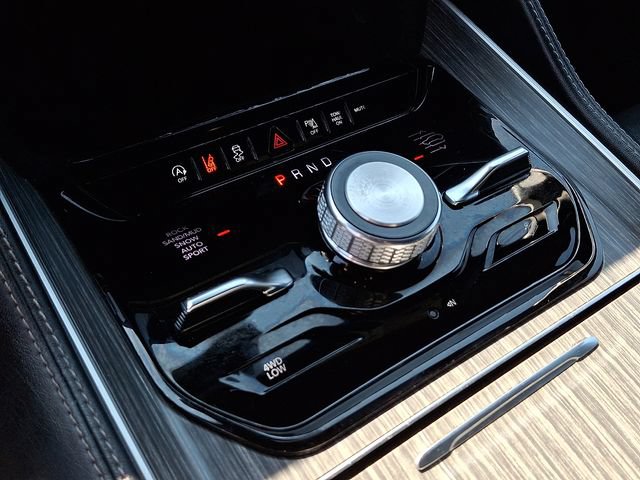 Used 2024 Jeep Wagoneer L Series III w/ Flexible Seating Group AWD/4WD image 17
