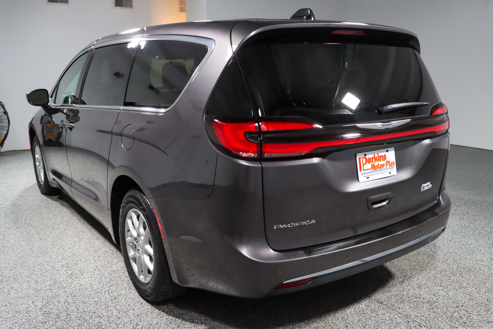Used 2023 Chrysler Pacifica Touring-L image 9