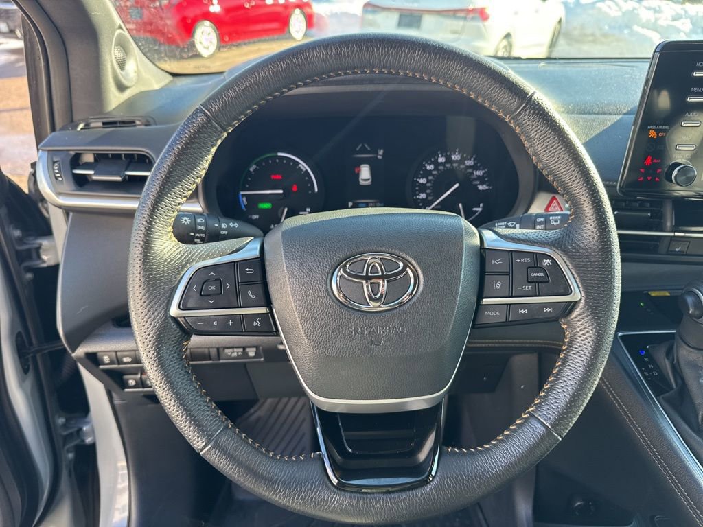 Used 2023 Toyota Sienna XLE Woodland Edition image 12