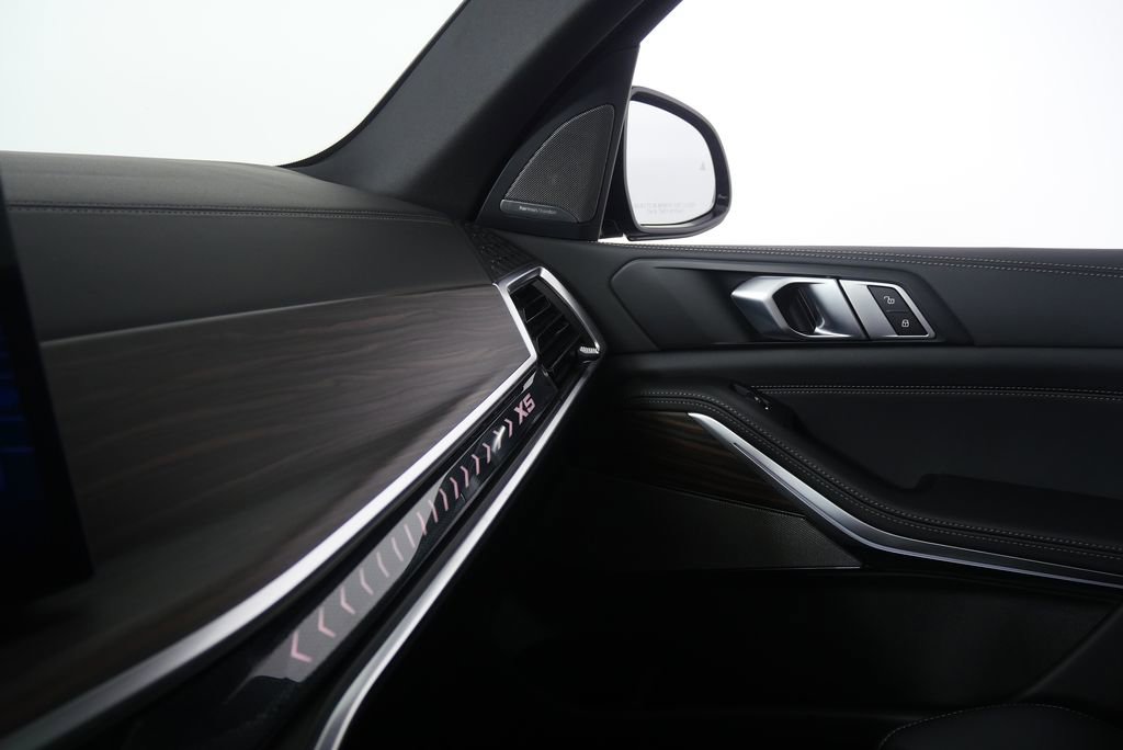 Used 2026 BMW X5 xDrive40i w/ M Sport Package image 24