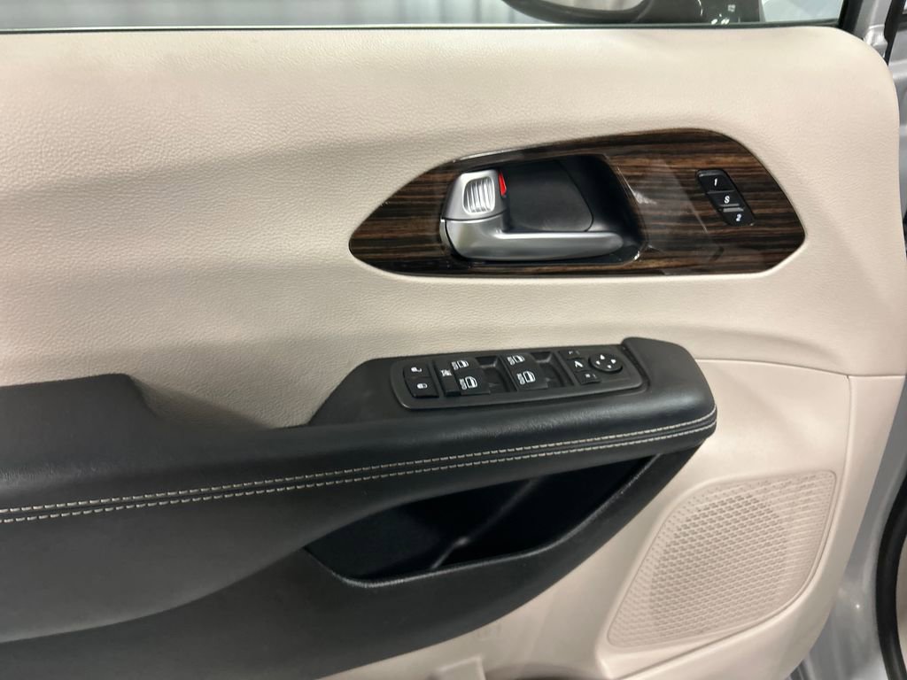 Used 2024 Chrysler Pacifica Limited FWD image 14