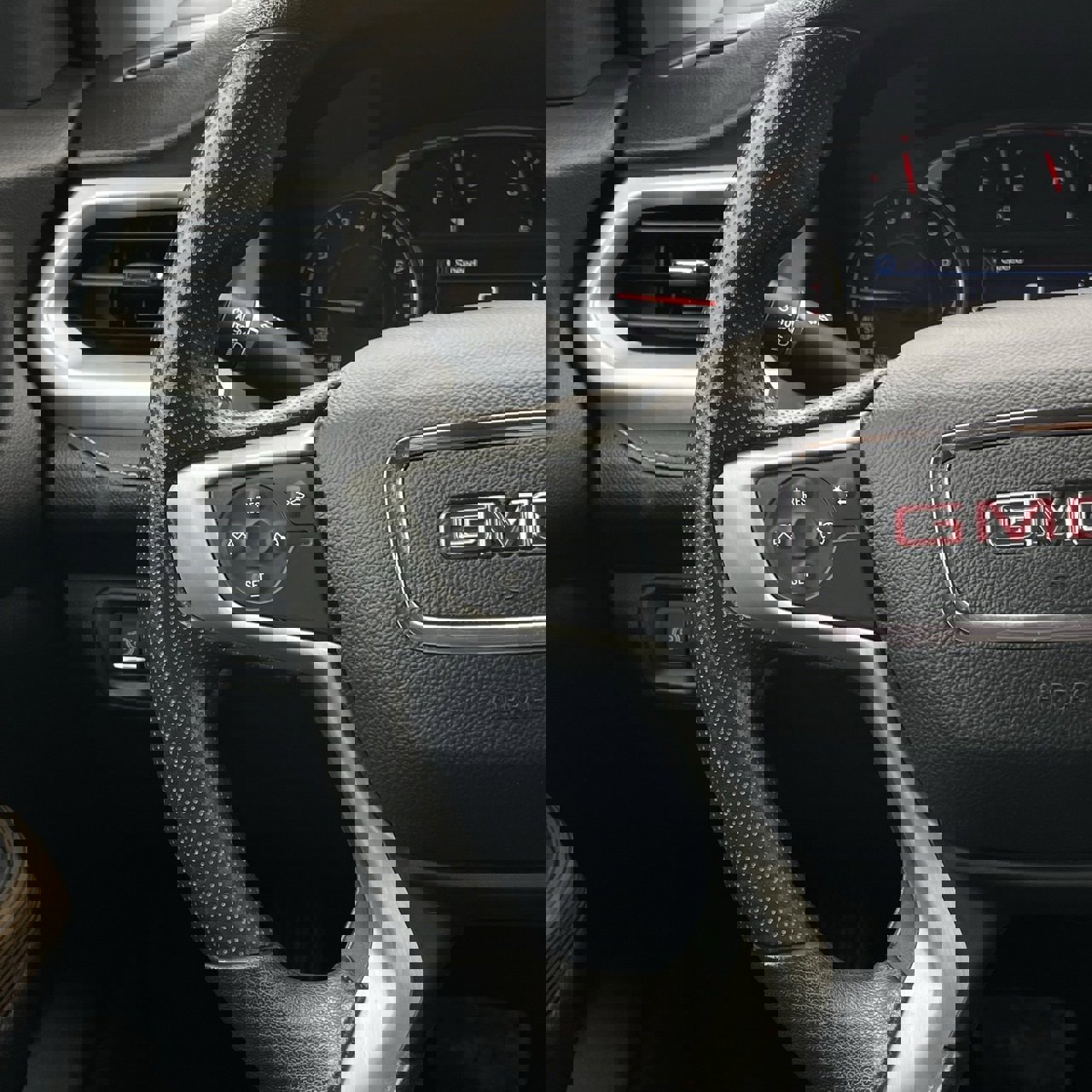 Used 2023 GMC Acadia SLE w/ Driver Convenience Package image 14