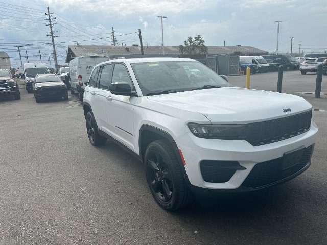 Used 2023 Jeep Grand Cherokee Altitude AWD/4WD image 12
