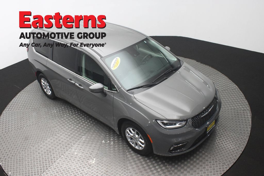 Used 2023 Chrysler Pacifica Touring-L FWD image 3