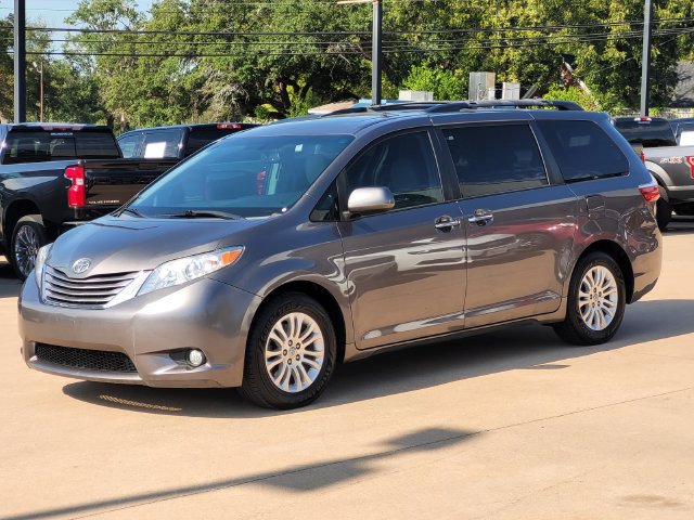 Used 2017 Toyota Sienna XLE w/ XLE Navigation Package FWD image 3