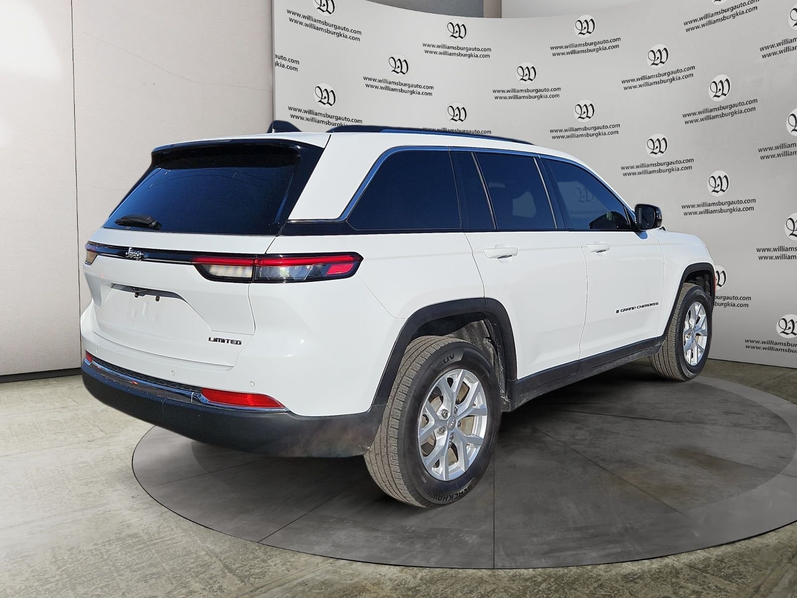 Used 2023 Jeep Grand Cherokee Limited RWD image 5