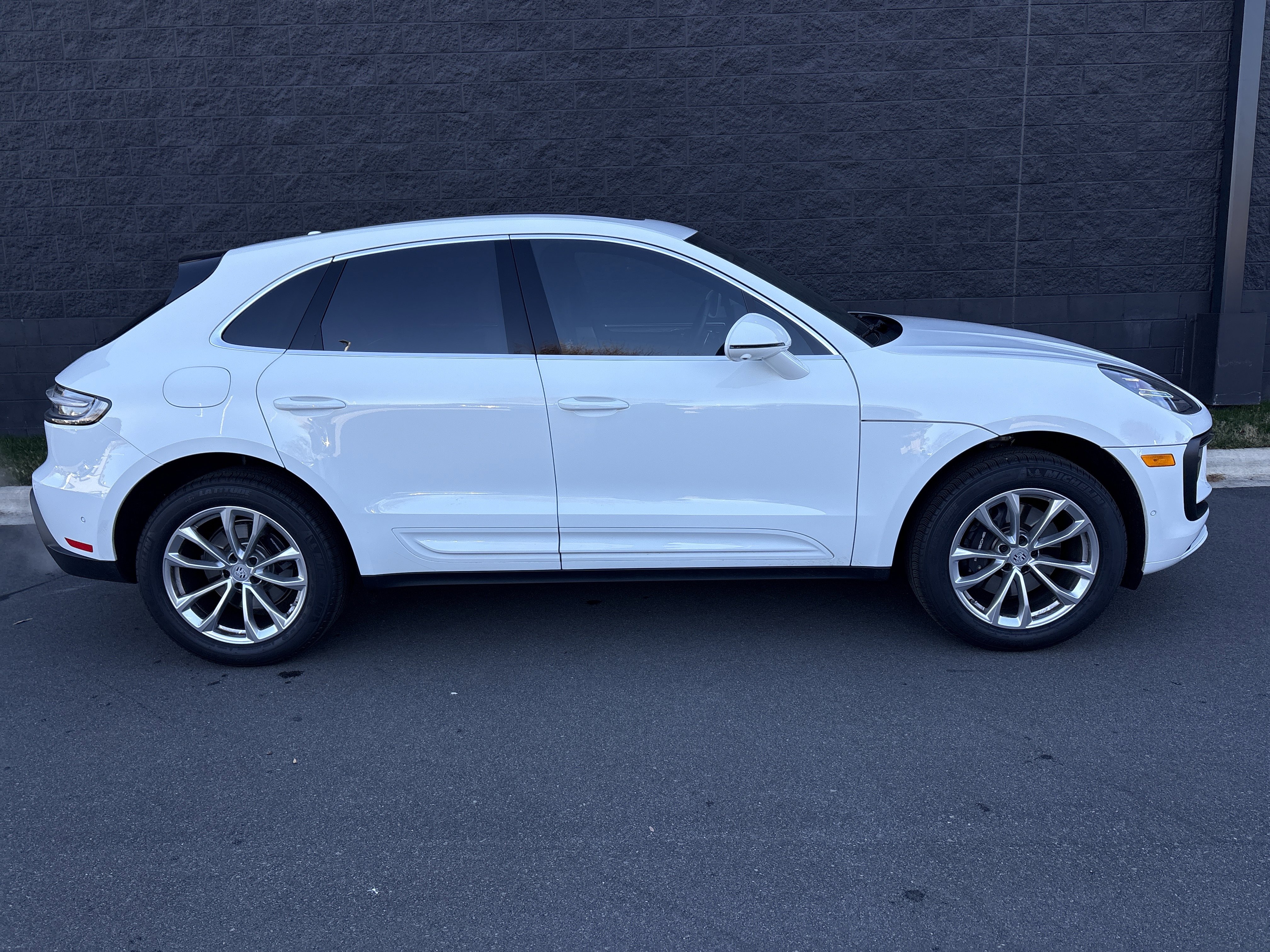 Certified 2025 Porsche Macan image 8