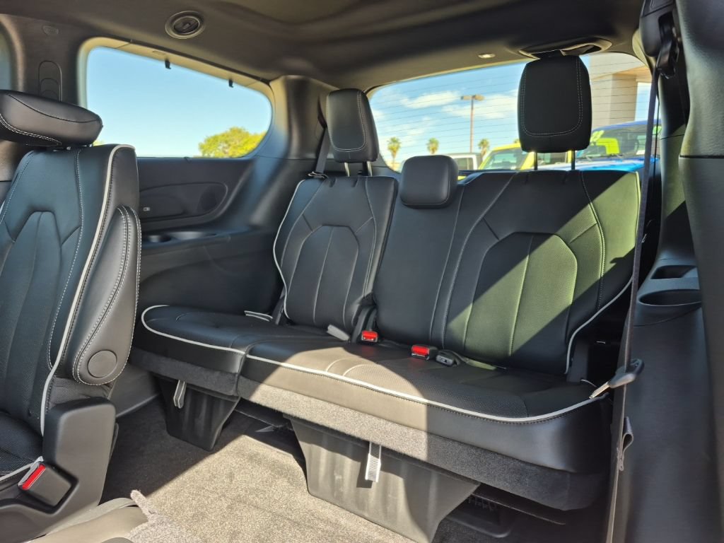 New 2025 Chrysler Pacifica Limited w/ Trailer Tow Group FWD image 28