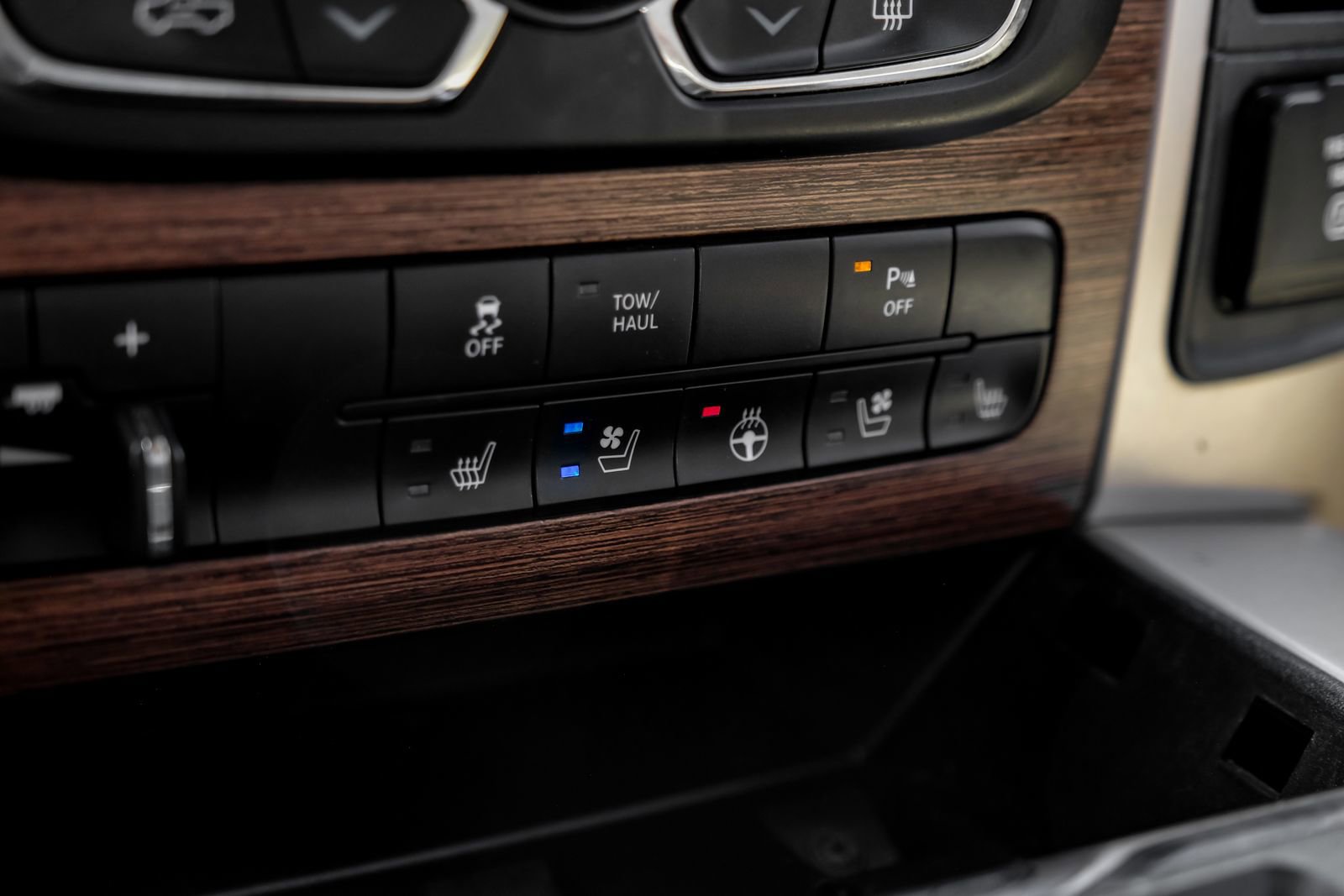 Used 2014 RAM 3500 Laramie image 28