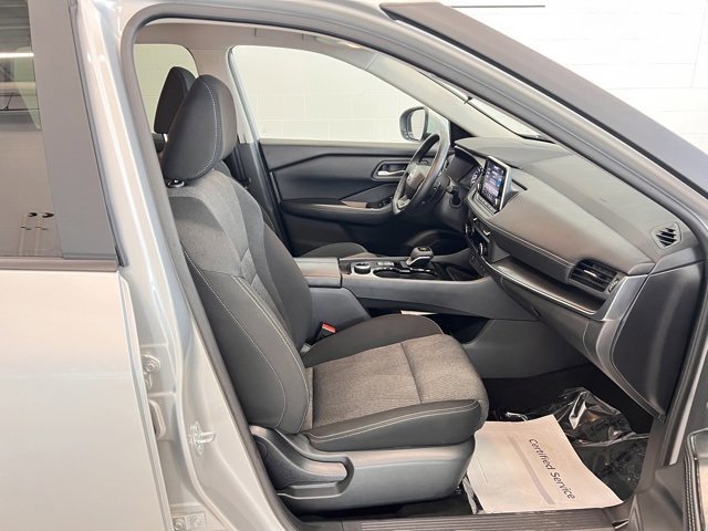 Used 2025 Nissan Rogue SV image 12