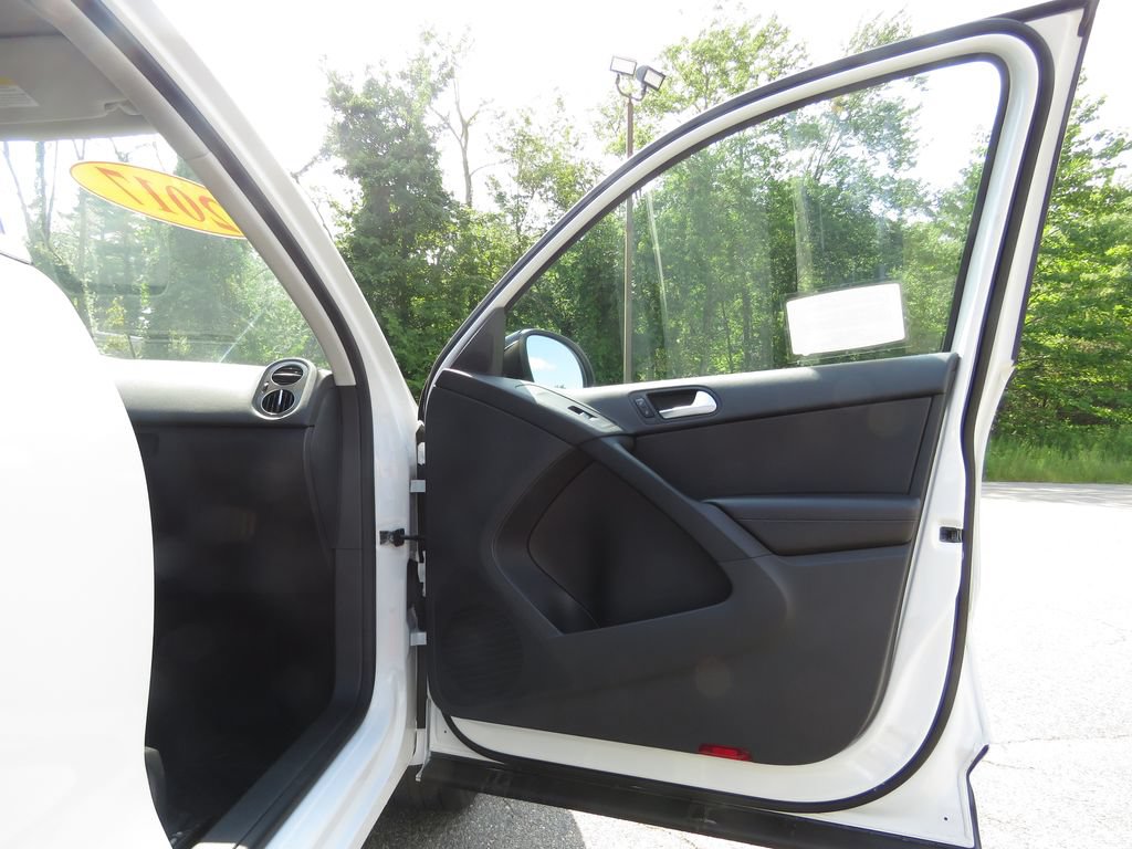 Used 2017 Volkswagen Tiguan Sport AWD/4WD image 12