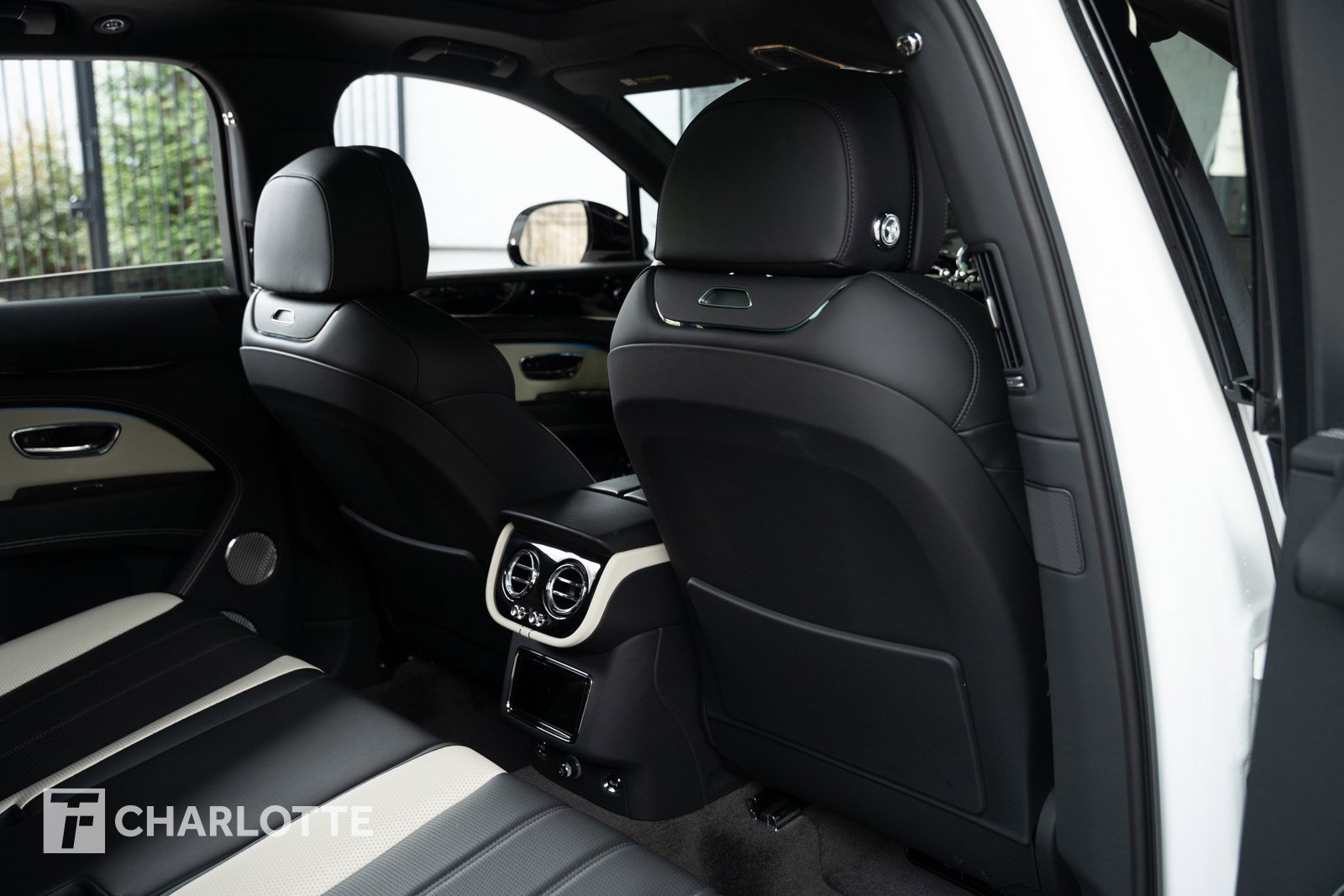 Used 2024 Bentley Bentayga image 35