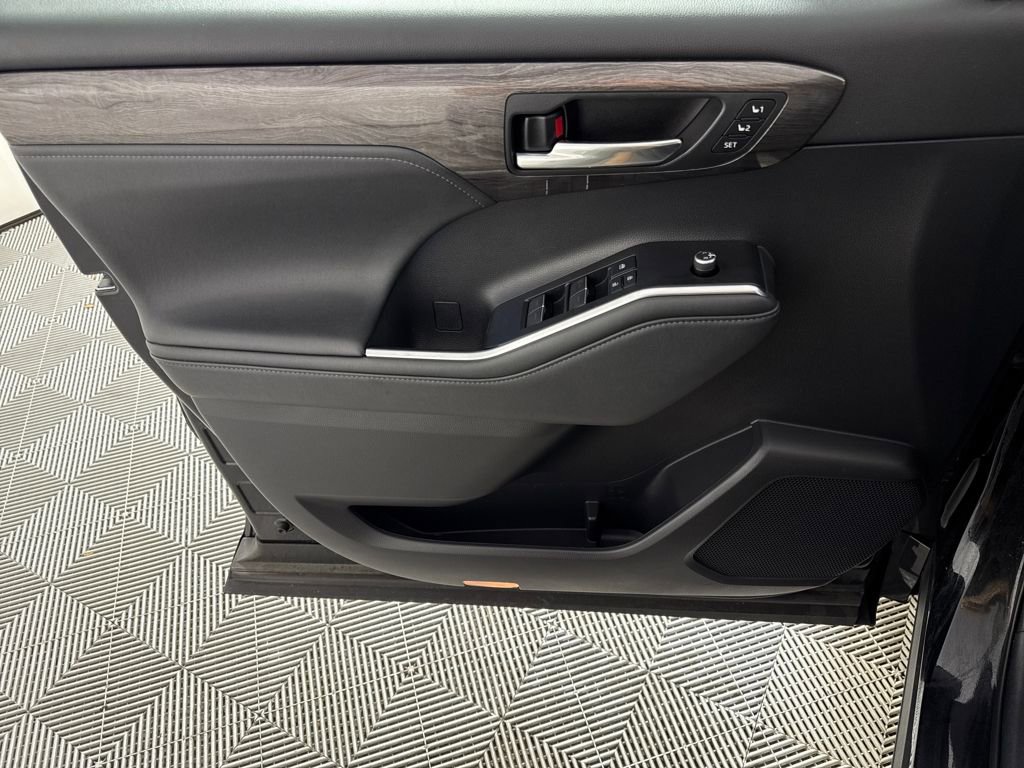 Used 2021 Toyota Highlander Platinum image 9
