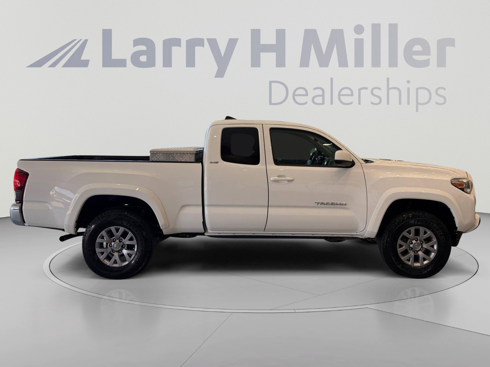 Used 2018 Toyota Tacoma SR5 AWD/4WD image 6