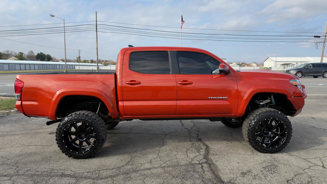 Used 2017 Toyota Tacoma TRD Sport w/ Tow Package (A/T) image 10