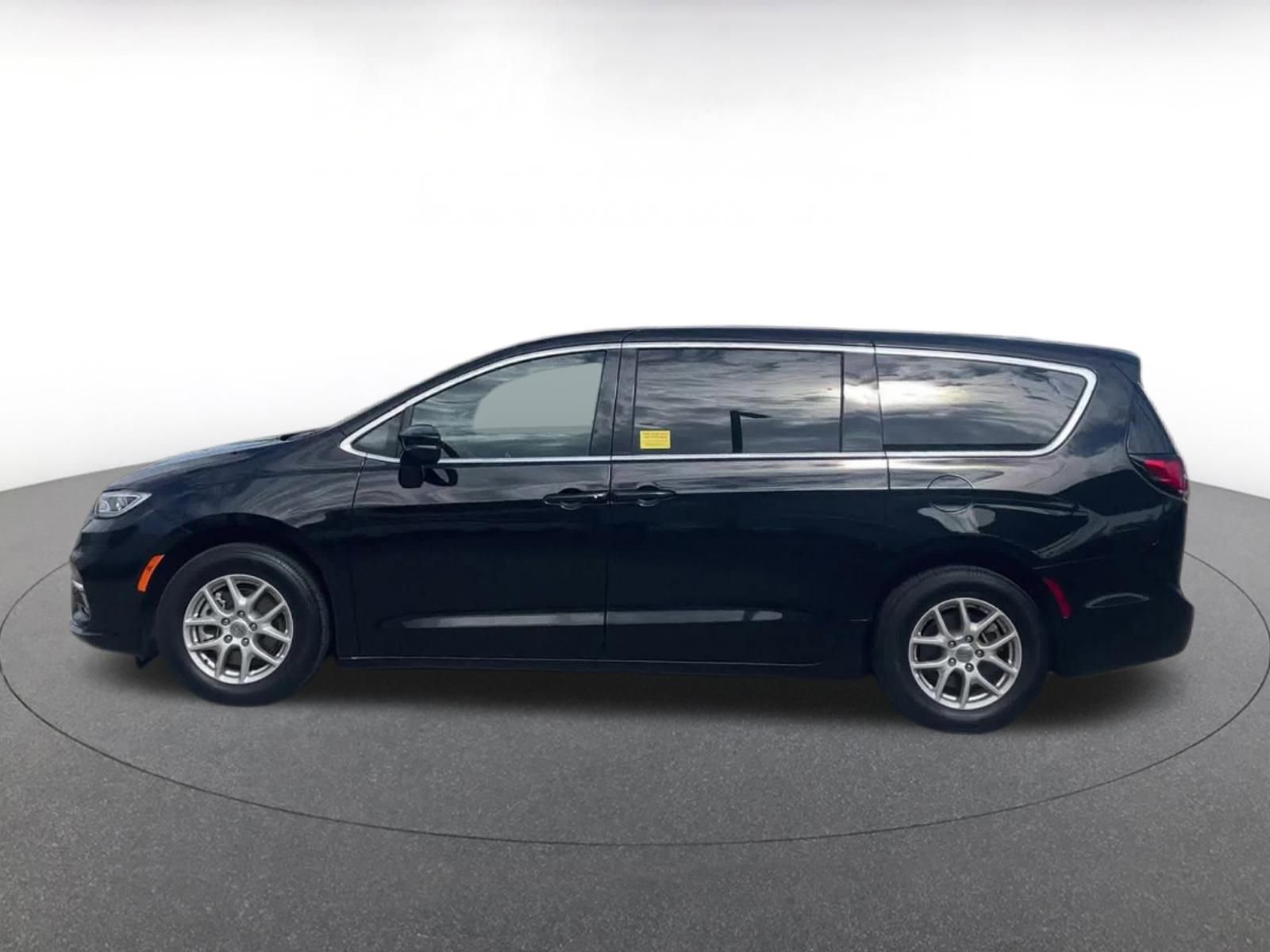 Used 2025 Chrysler Pacifica Select image 9