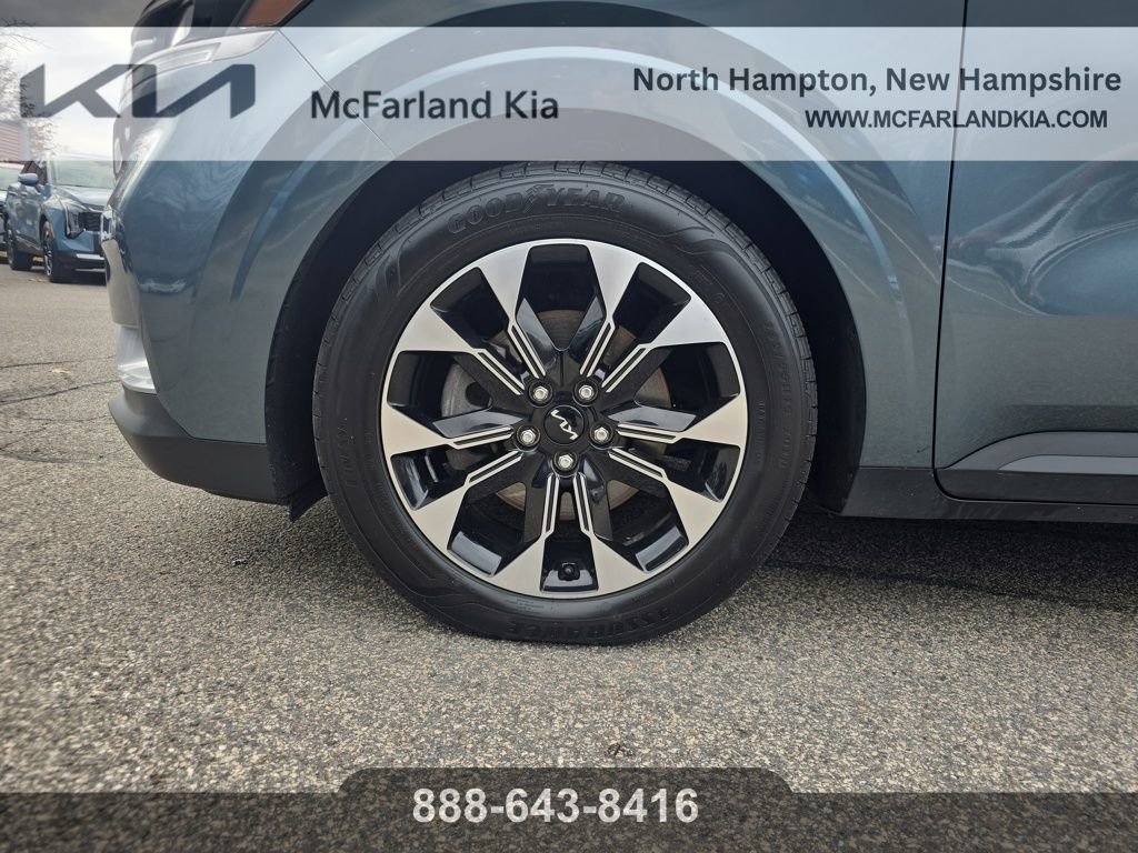 Used 2023 Kia Carnival EX image 29