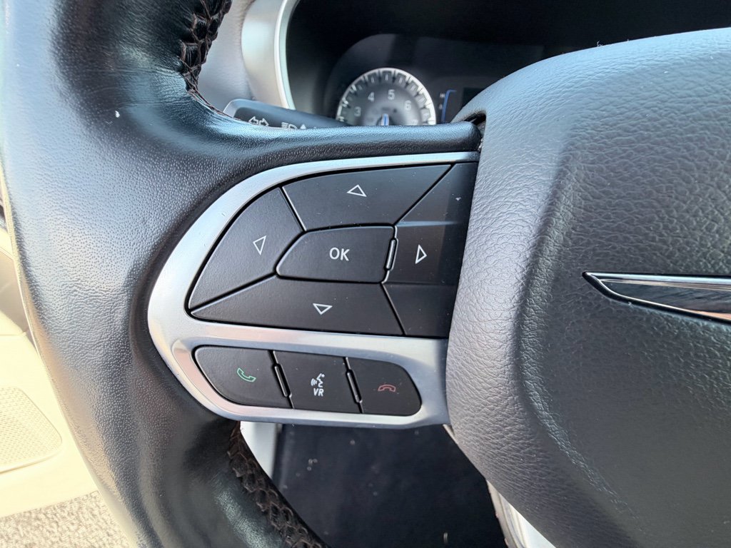 Used 2020 Chrysler Pacifica Touring-L FWD image 13