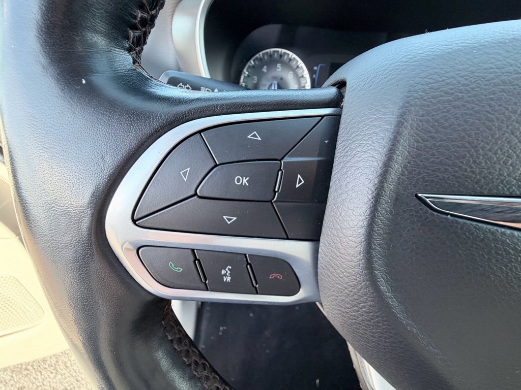 Used 2020 Chrysler Pacifica Touring-L FWD image 13