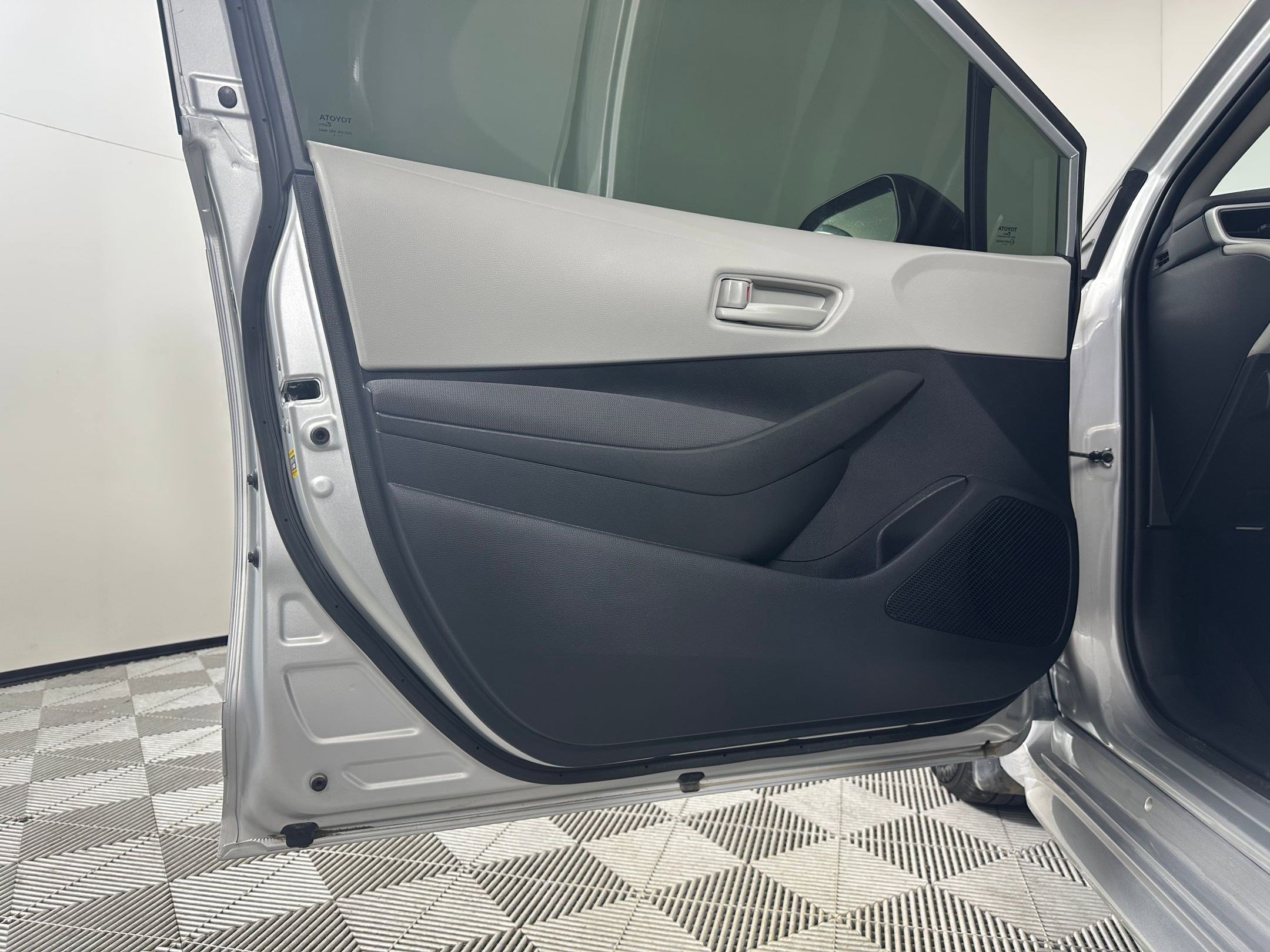 Used 2025 Toyota Corolla LE image 23