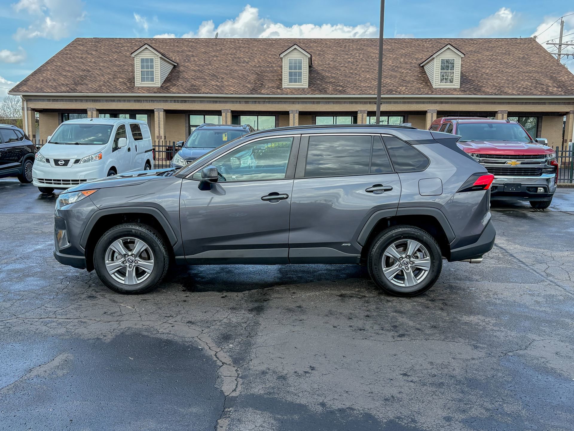 Used 2022 Toyota RAV4 LE AWD/4WD image 15
