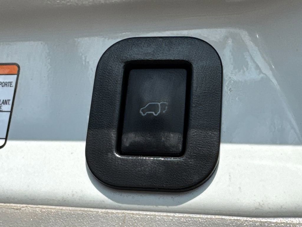 Used 2017 Toyota Sienna SE Premium image 9