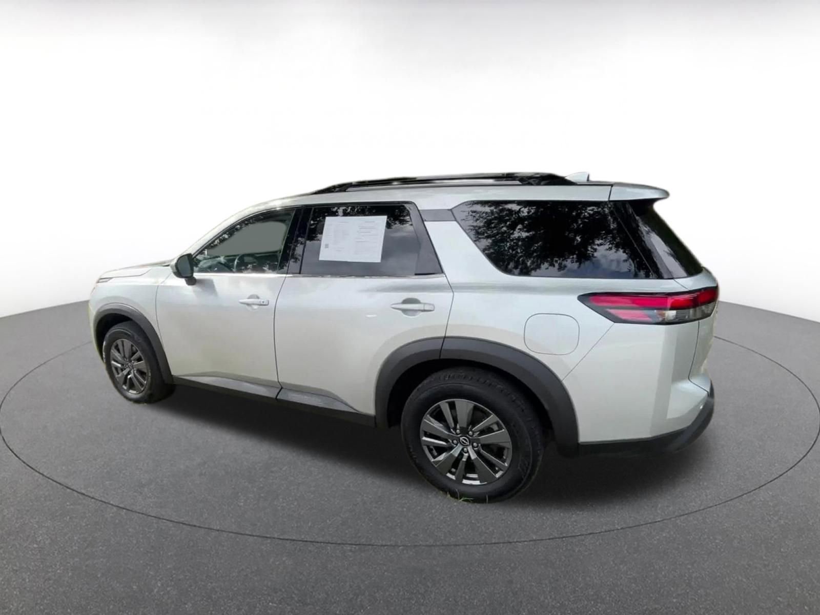Used 2025 Nissan Pathfinder SV FWD image 10