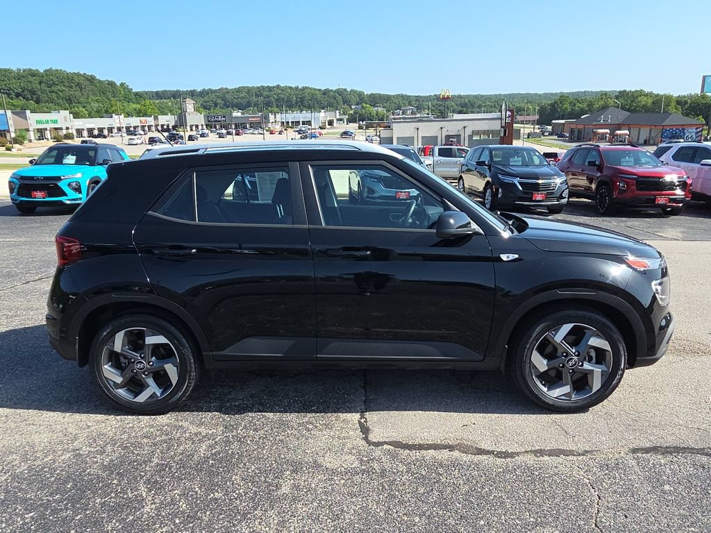 Used 2023 Hyundai Venue SEL FWD image 9