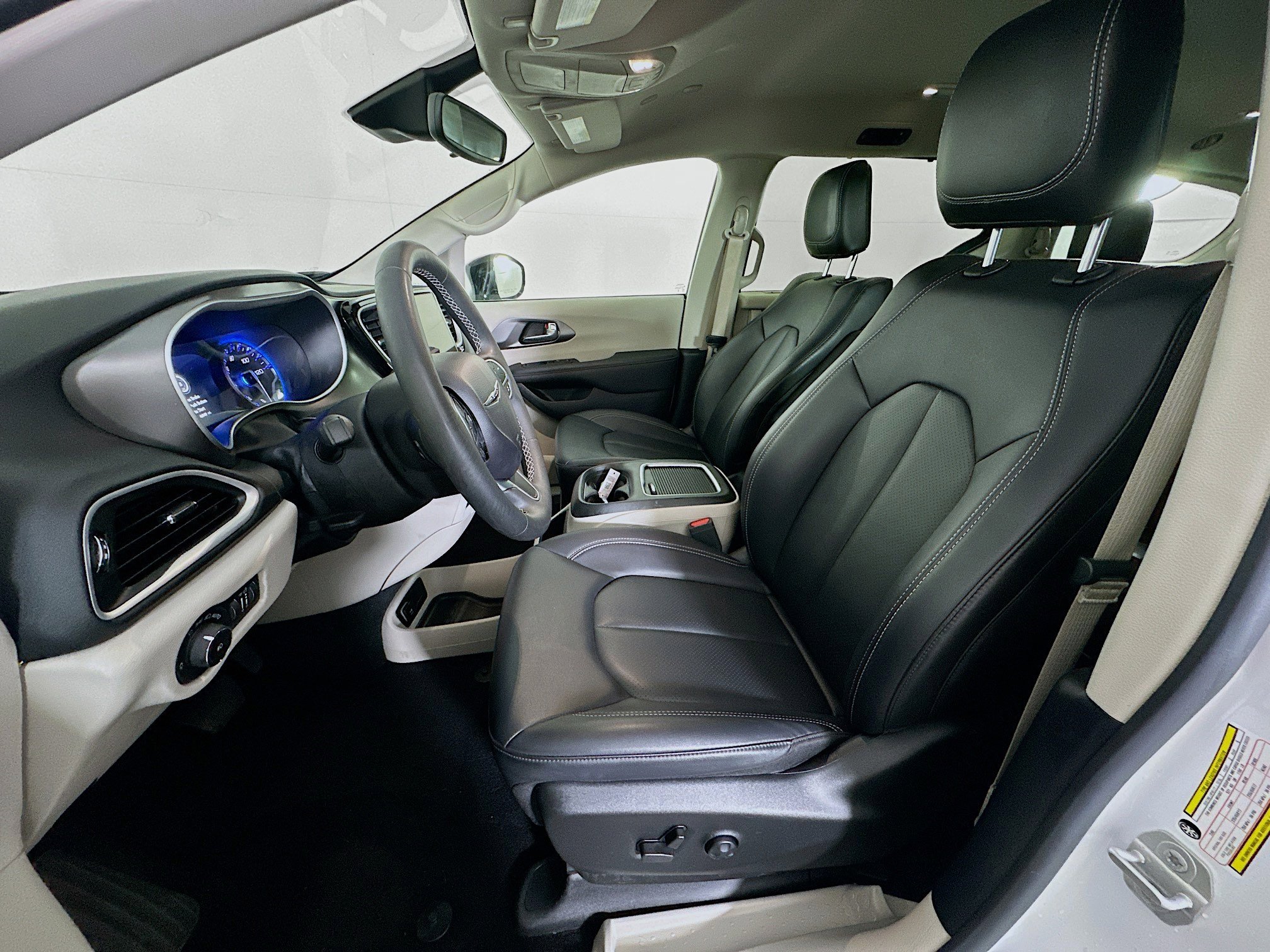 Used 2024 Chrysler Pacifica Touring-L image 13