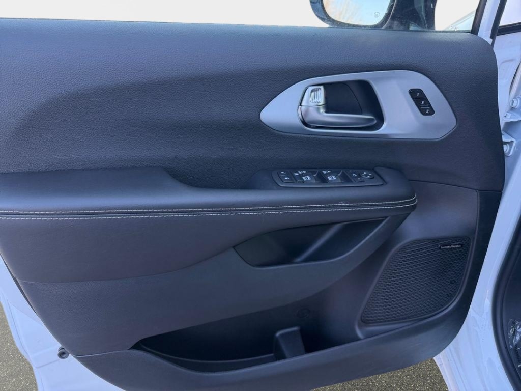New 2026 Chrysler Pacifica Limited w/ Uconnect Theater Family Group FWD image 33