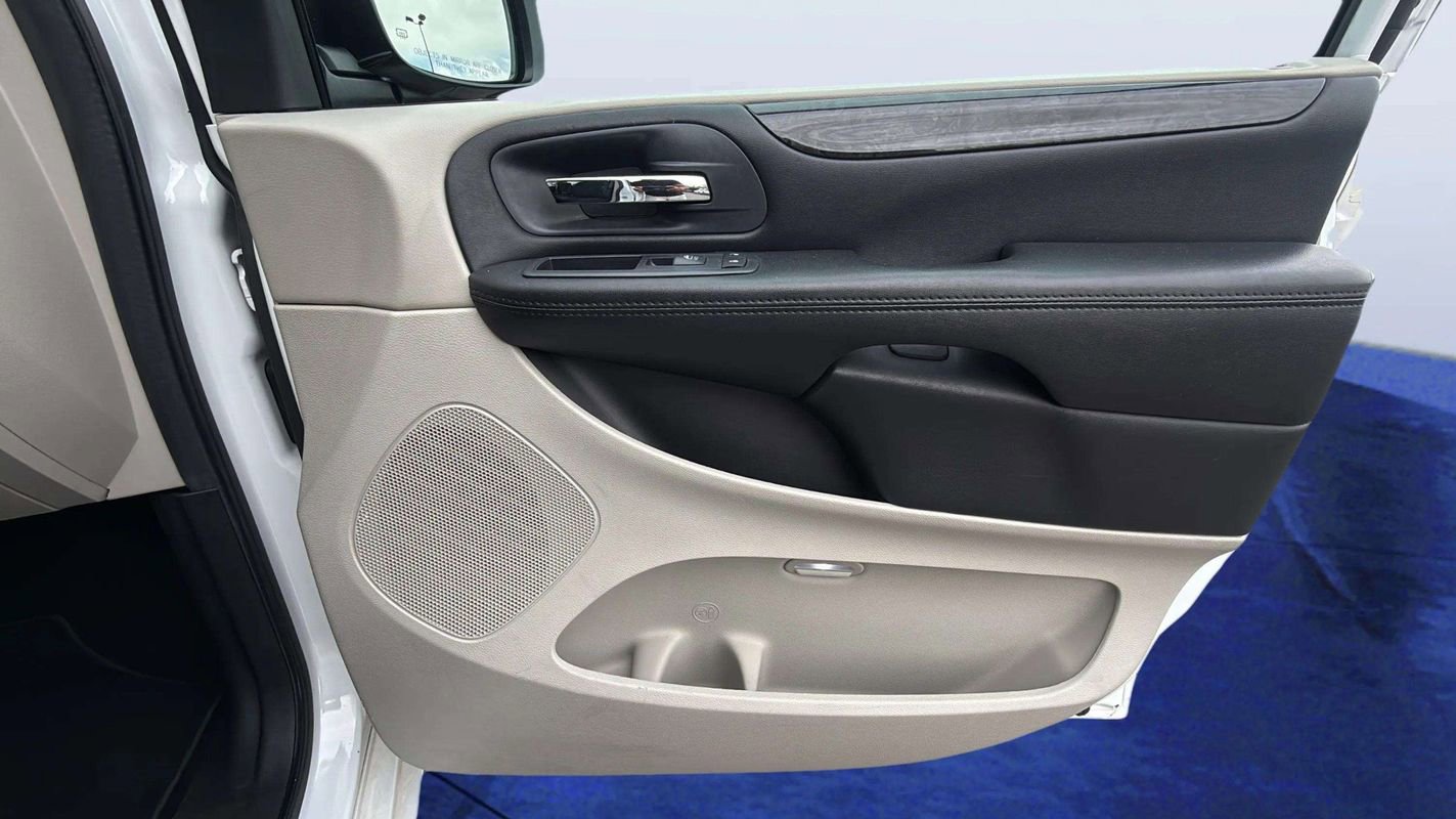 Used 2019 Dodge Grand Caravan SE w/ UConnect Hands-Free Group image 20