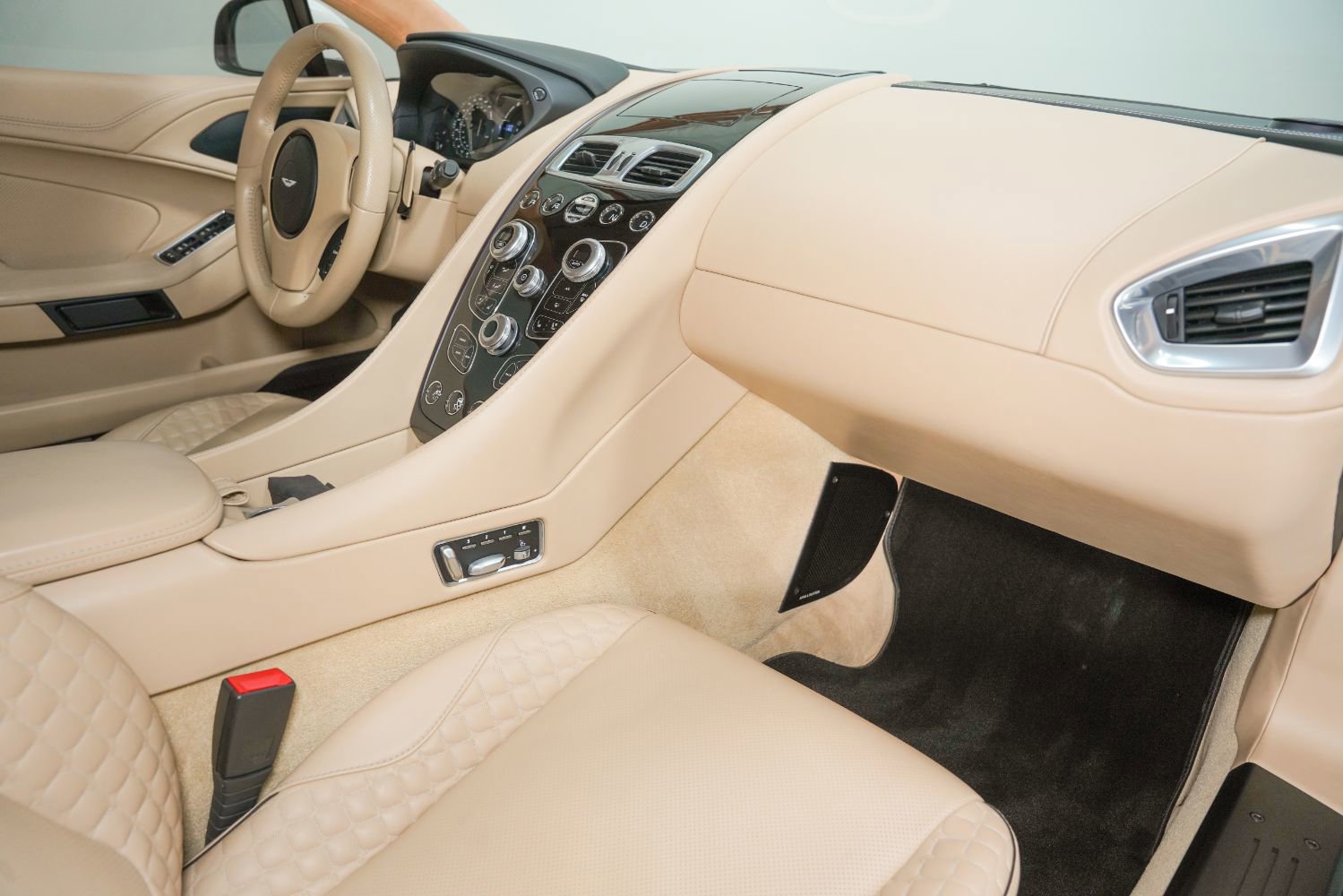 Used 2014 Aston Martin Vanquish Coupe image 30