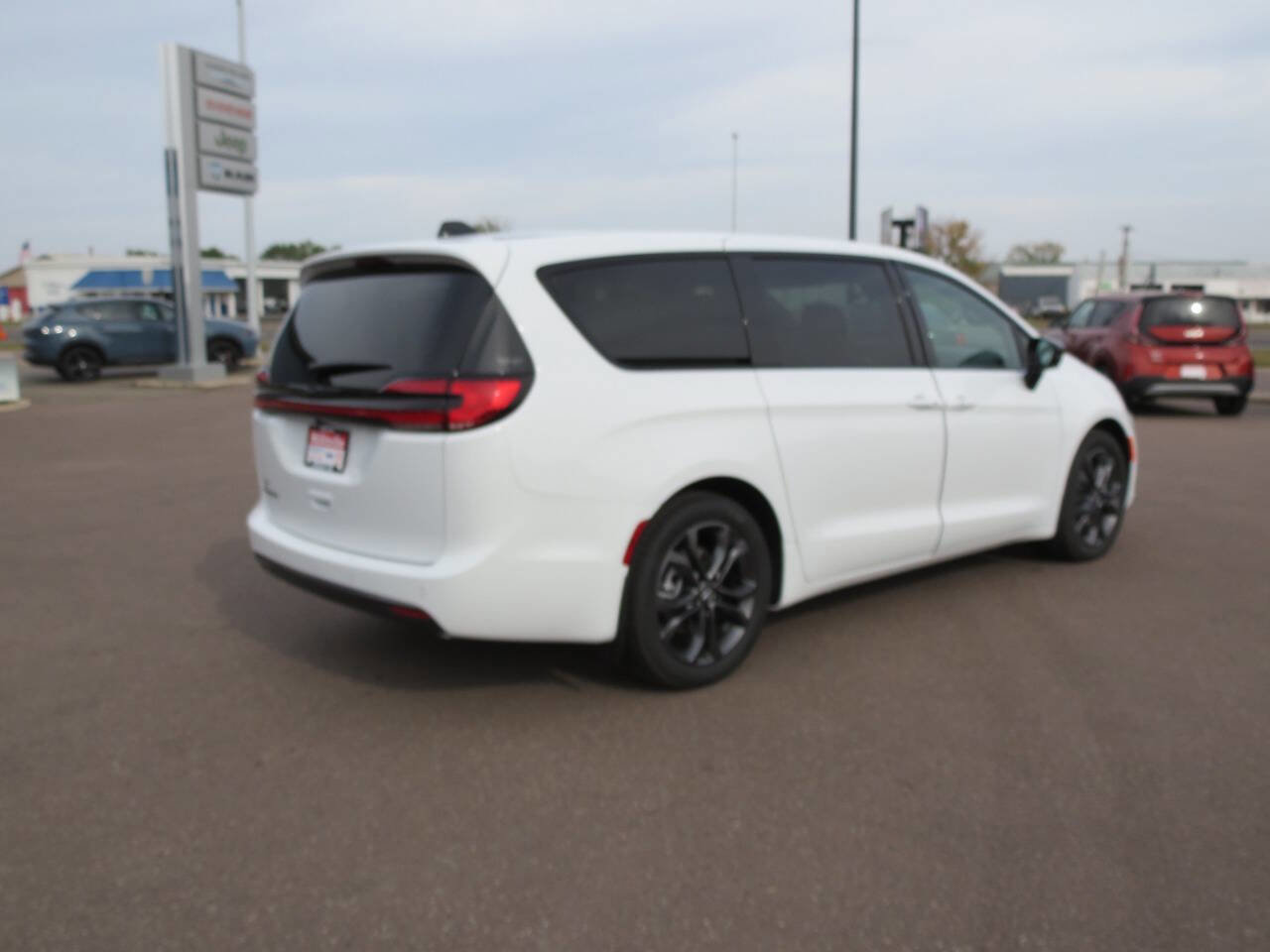 New 2026 Chrysler Pacifica Select image 4