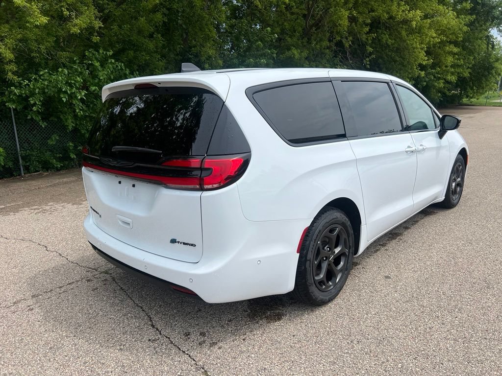 Used 2024 Chrysler Pacifica Limited FWD image 3
