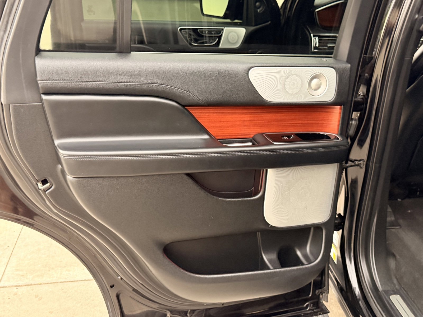 Used 2019 Lincoln Navigator Reserve image 24