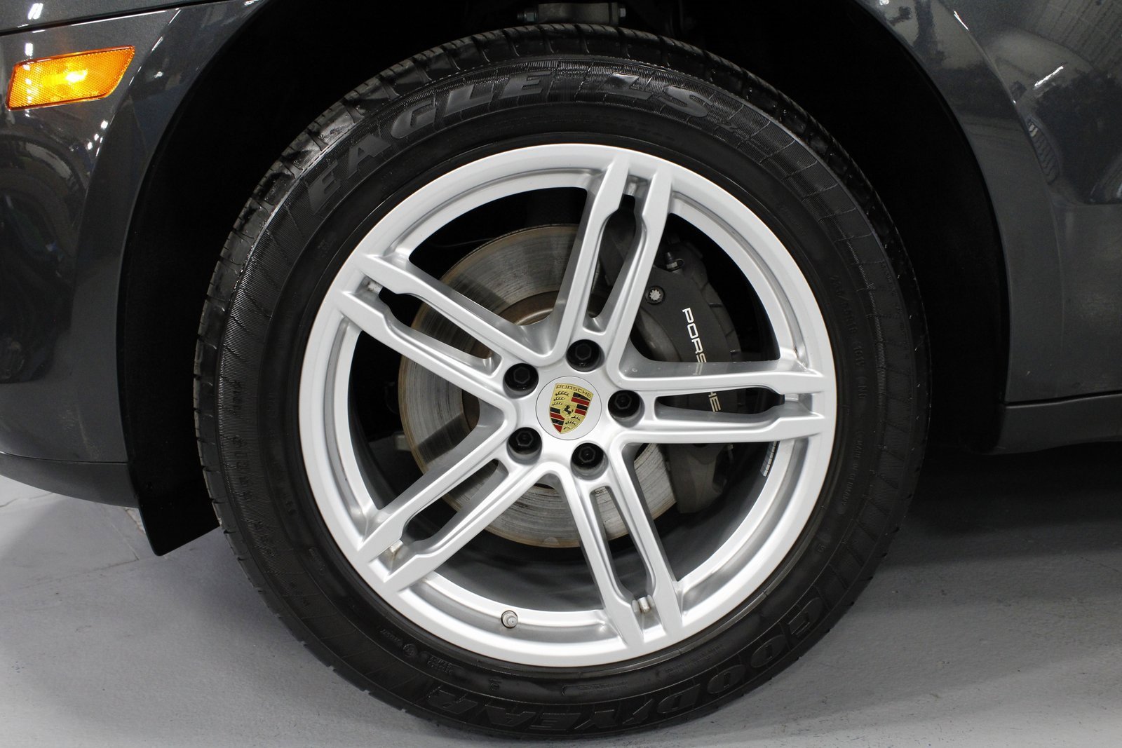 Certified 2025 Porsche Macan image 11