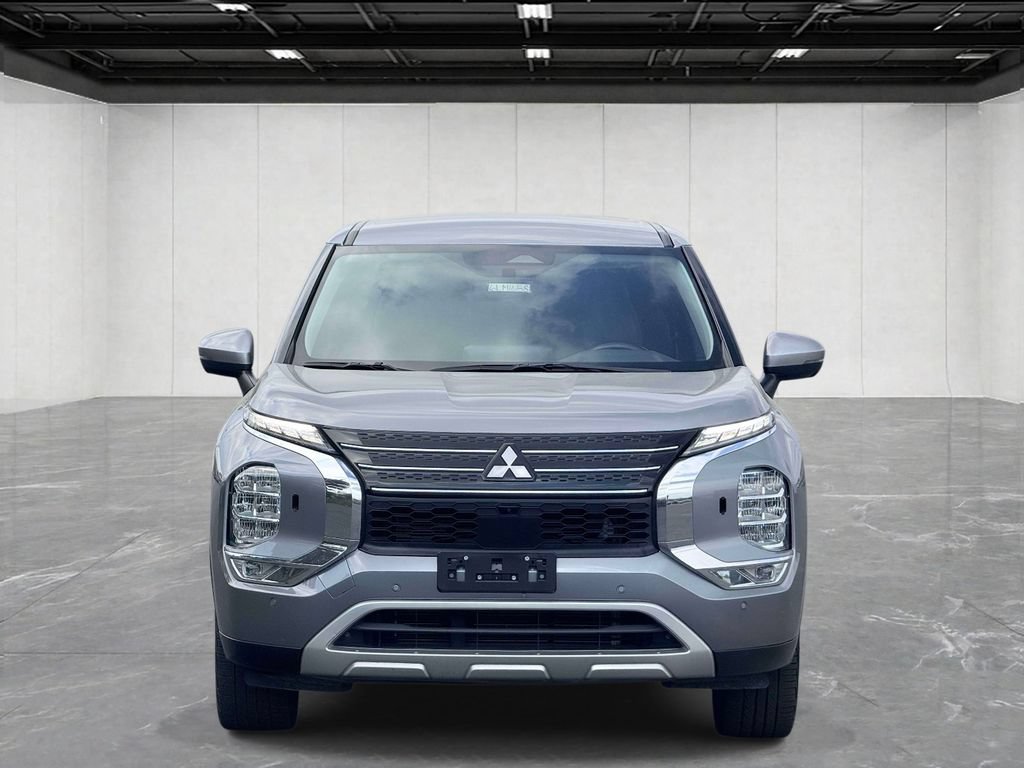 Used 2024 Mitsubishi Outlander SE AWD/4WD image 2