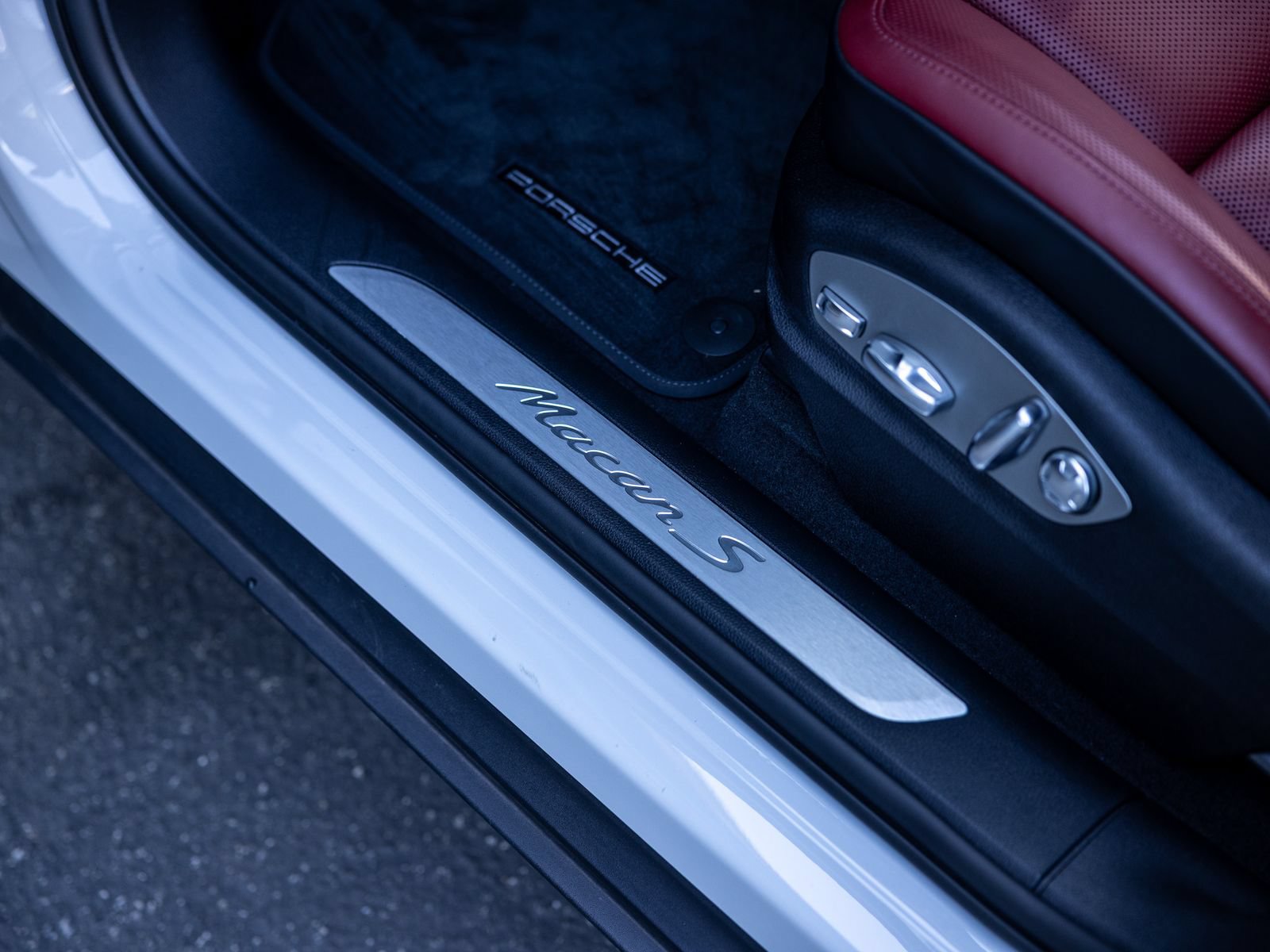 Certified 2025 Porsche Macan S AWD/4WD image 29