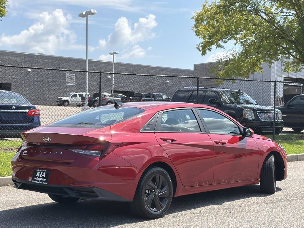 Used 2022 Hyundai Elantra SEL w/ Convenience Package FWD image 4