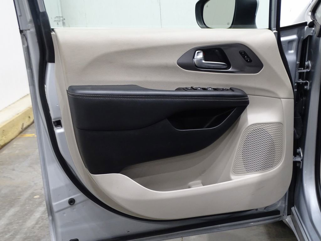 Used 2023 Chrysler Pacifica Touring-L image 17