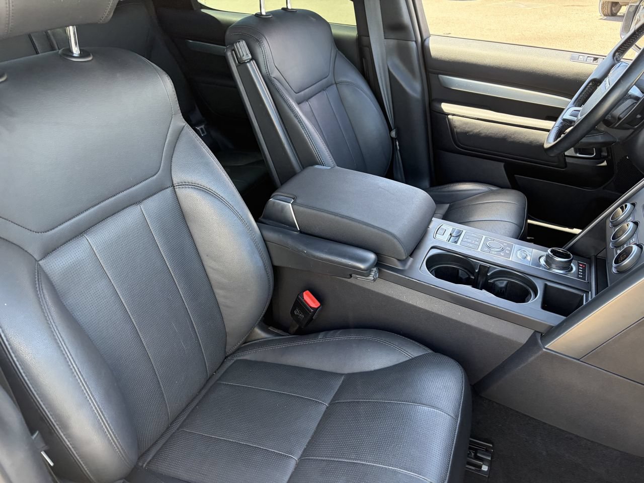 Used 2020 Land Rover Discovery Landmark AWD/4WD image 11