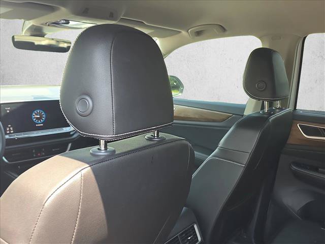 Used 2024 Volkswagen Atlas SE w/ Black Wheel Package FWD image 19