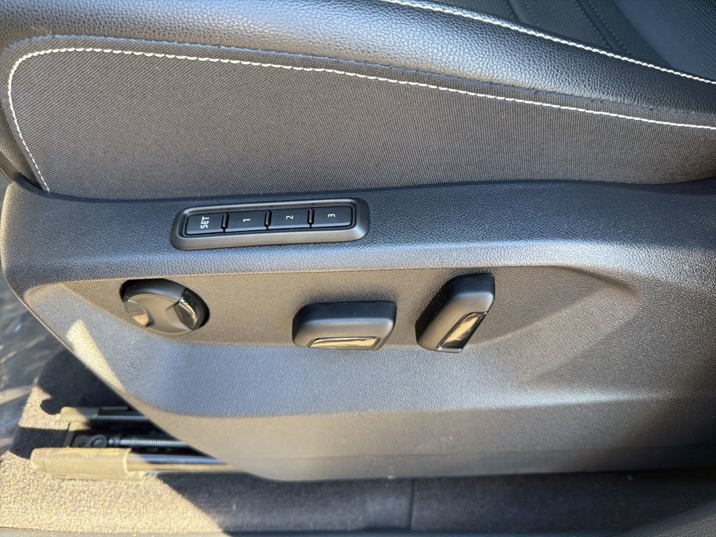 Used 2025 Volkswagen Atlas Cross Sport SEL R-Line image 16