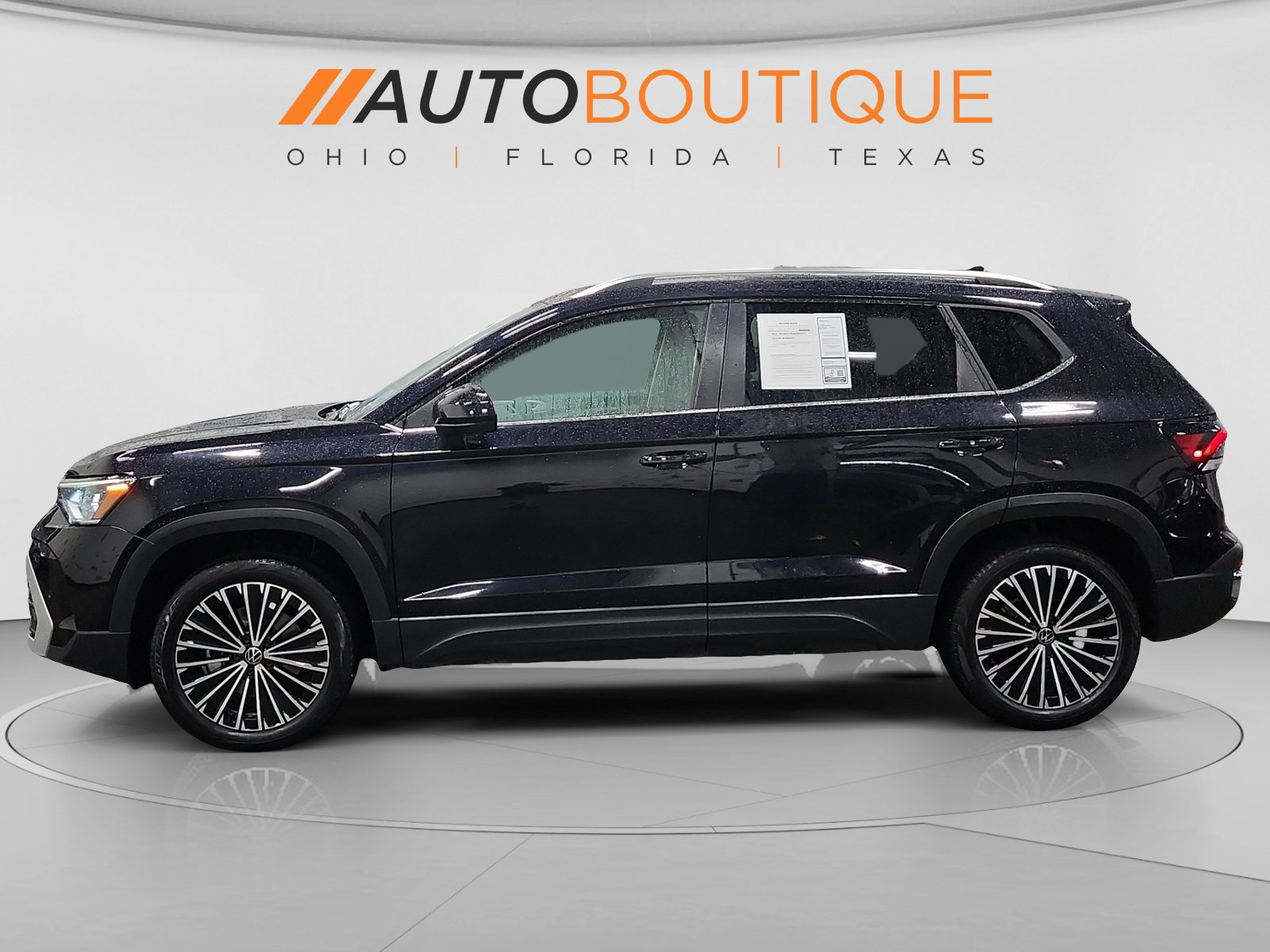 Used 2025 Volkswagen Taos SE w/ Panoramic Sunroof Package FWD image 2