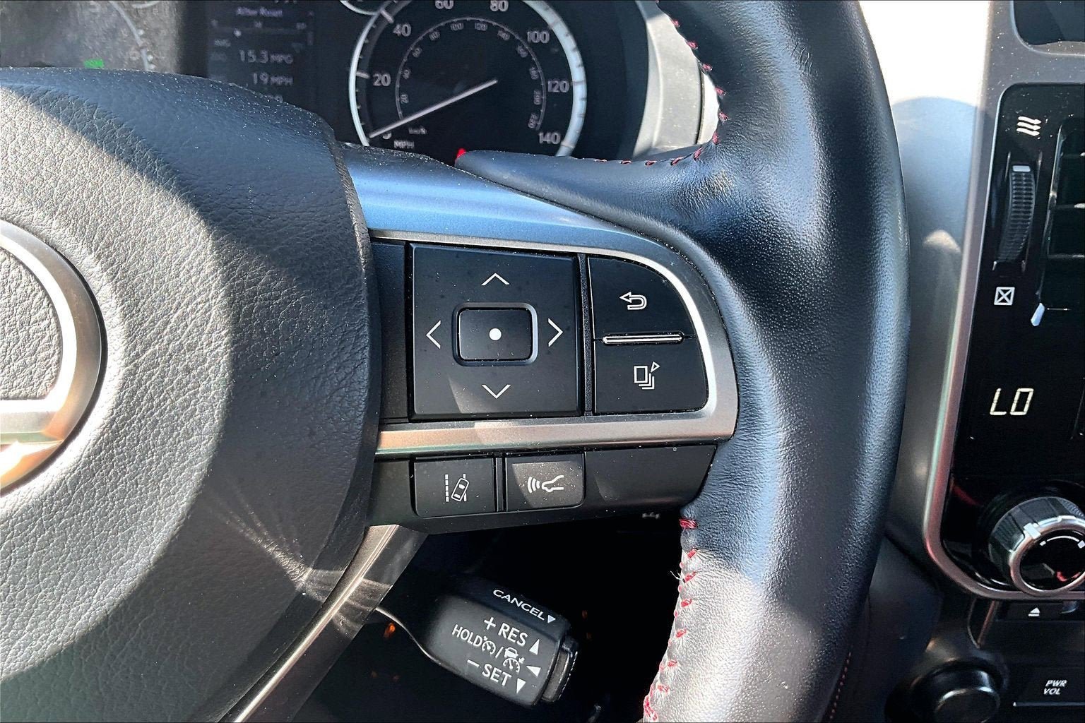 Used 2022 Lexus GX 460 Premium w/ Accessory Package AWD/4WD image 17