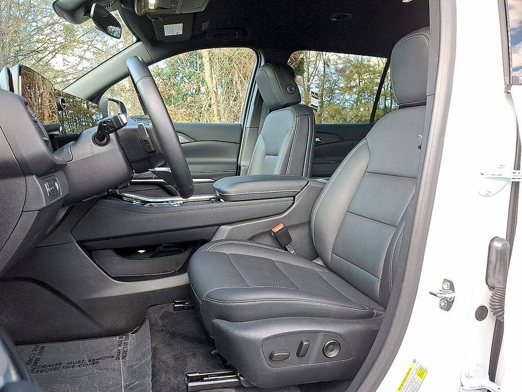 Used 2025 Chevrolet Traverse LT image 13