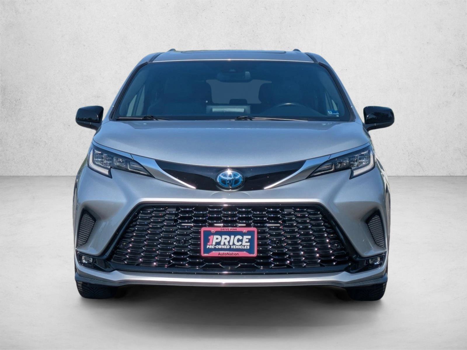 Used 2021 Toyota Sienna XSE w/ XSE Plus Package FWD image 2